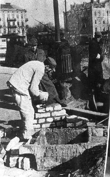 Jewish workers constructing the ghetto walls in 1940